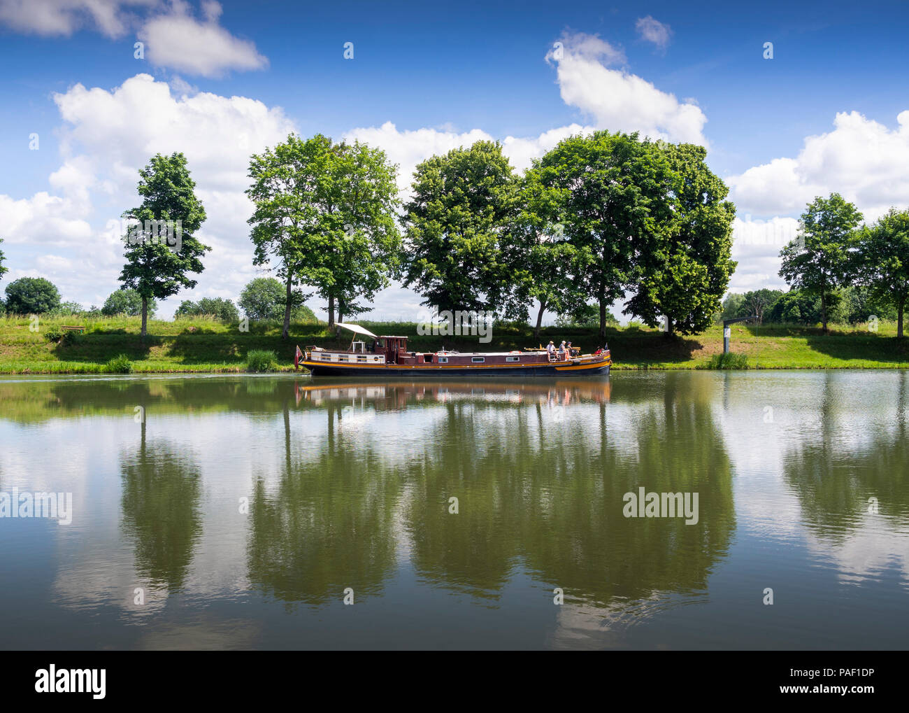 House boat, Canal de Loire, Decize, Nievre département, Bourgogne-Franche-Comté, France Banque D'Images