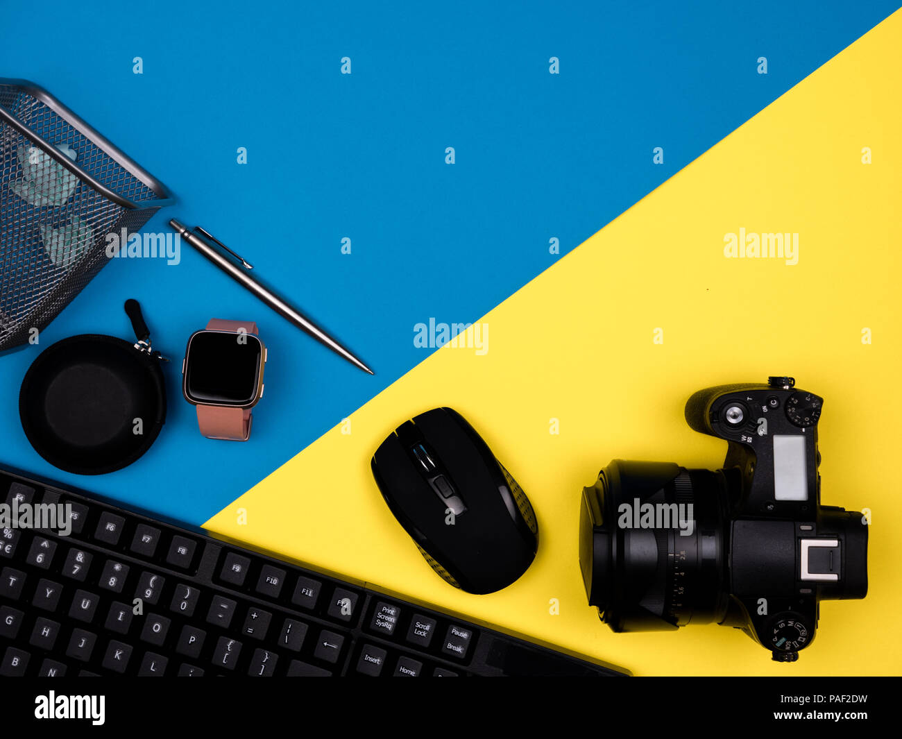 Clavier, souris, appareil photo, montre, stylo, papier coincé Banque D'Images