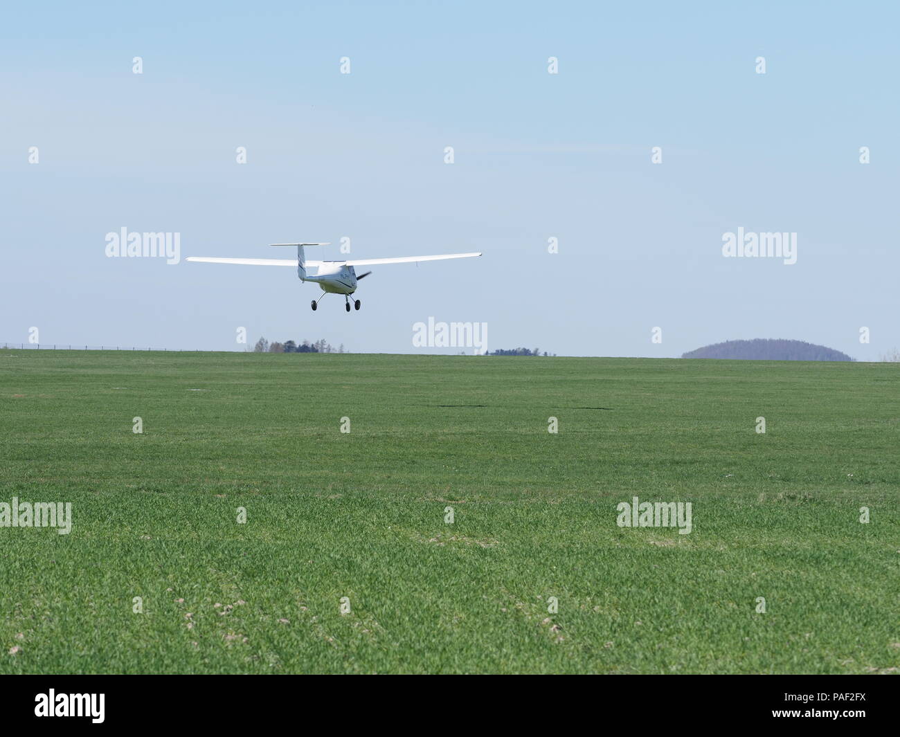 BIELSKO-BIALA, POLOGNE SUR AVRIL 2018 : blanc de Pipistrel Formateur Alpha SP PLACES avion atterrit sur l'aérodrome d'herbe verte, appartient au club de l'air Banque D'Images