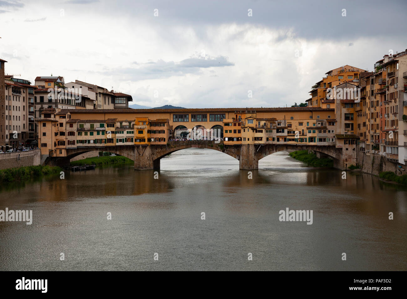 Le Ponte Vecchio un matin, à Florence (Toscane - Italie). C'est le plus vieux pont (1345) de la ville. Banque D'Images