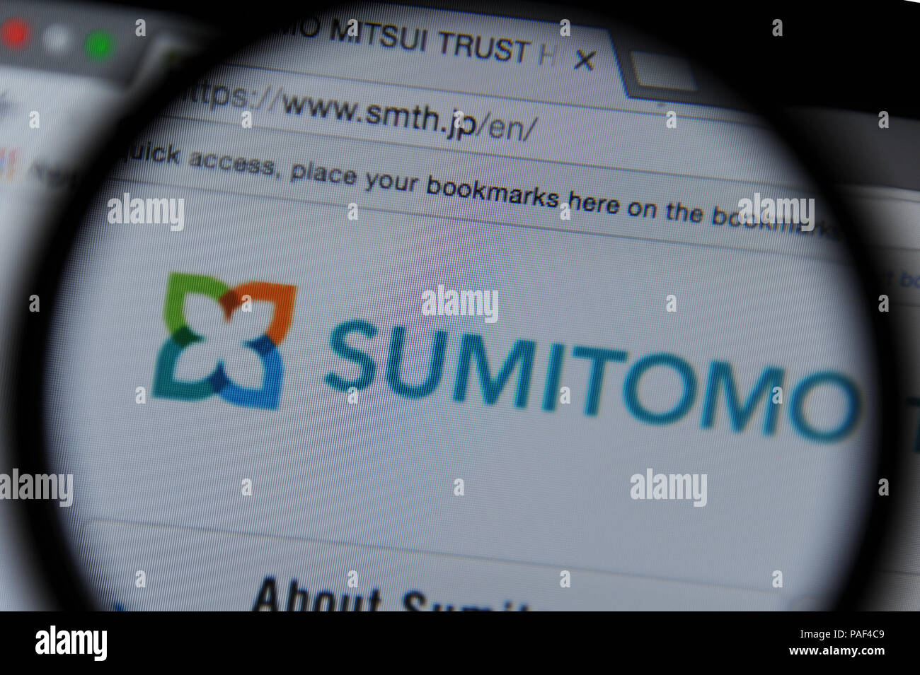 Le site web de Sumitomo vu à travers une loupe Banque D'Images