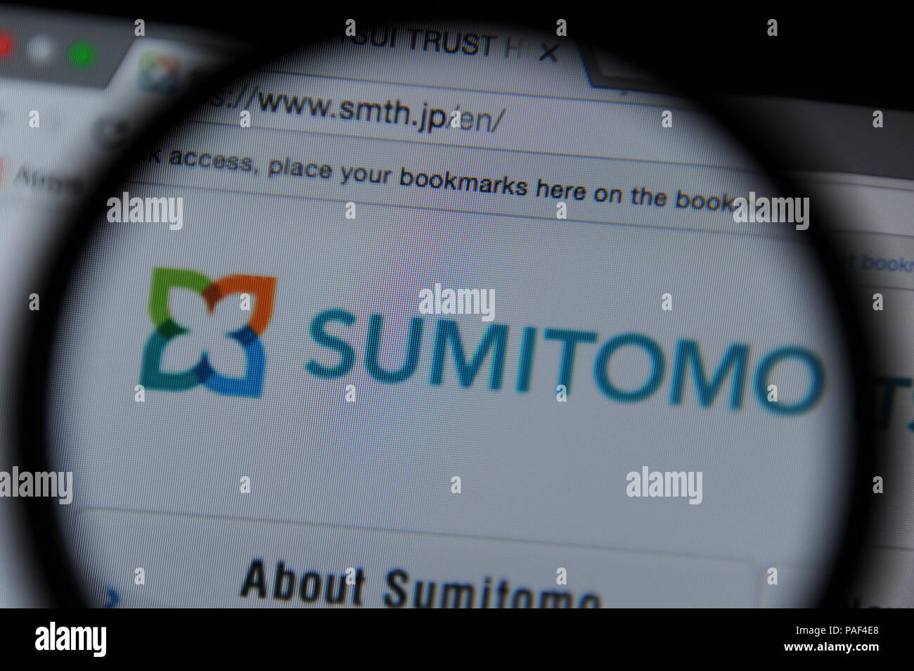 Le site web de Sumitomo vu à travers une loupe Banque D'Images