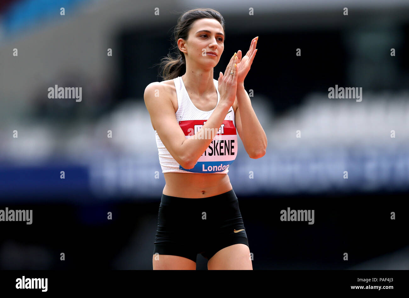 Lasitskene neutre autorisé Mariya Athlète célèbre remportant le saut en hauteur femmes au cours de la deuxième journée des Jeux Anniversaire Muller au Queen Elizabeth Stadium, Londres. Banque D'Images