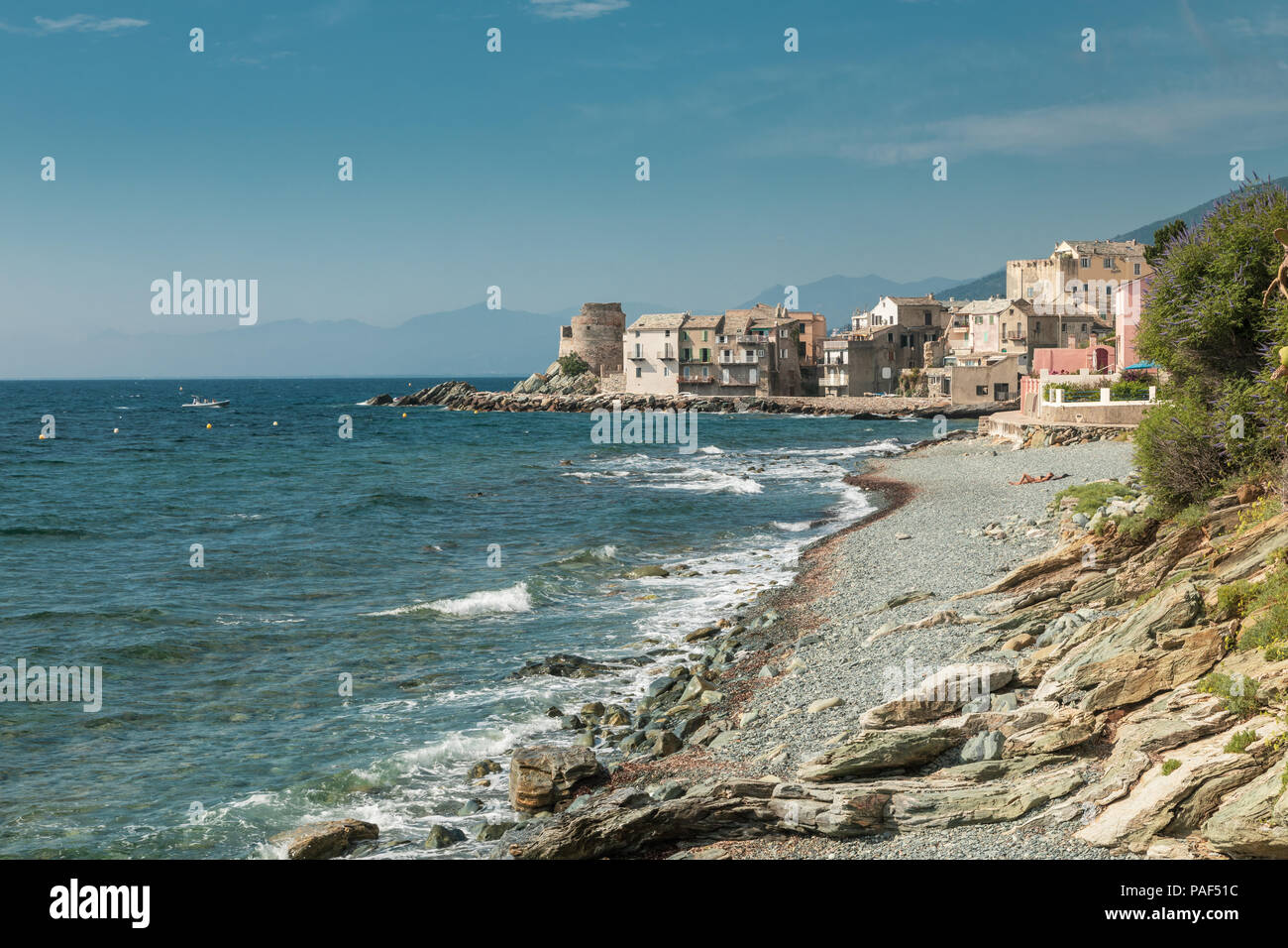 Village Derbalunga Et Plage De Galets Sur La Côte Est Du