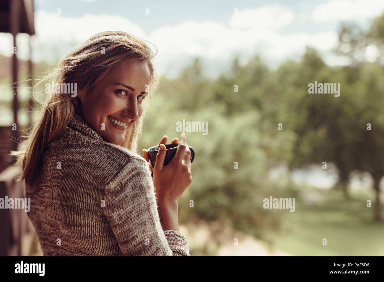 Portrait of Pretty woman et le café le matin. Belle femme avec une tasse de café le matin. Banque D'Images