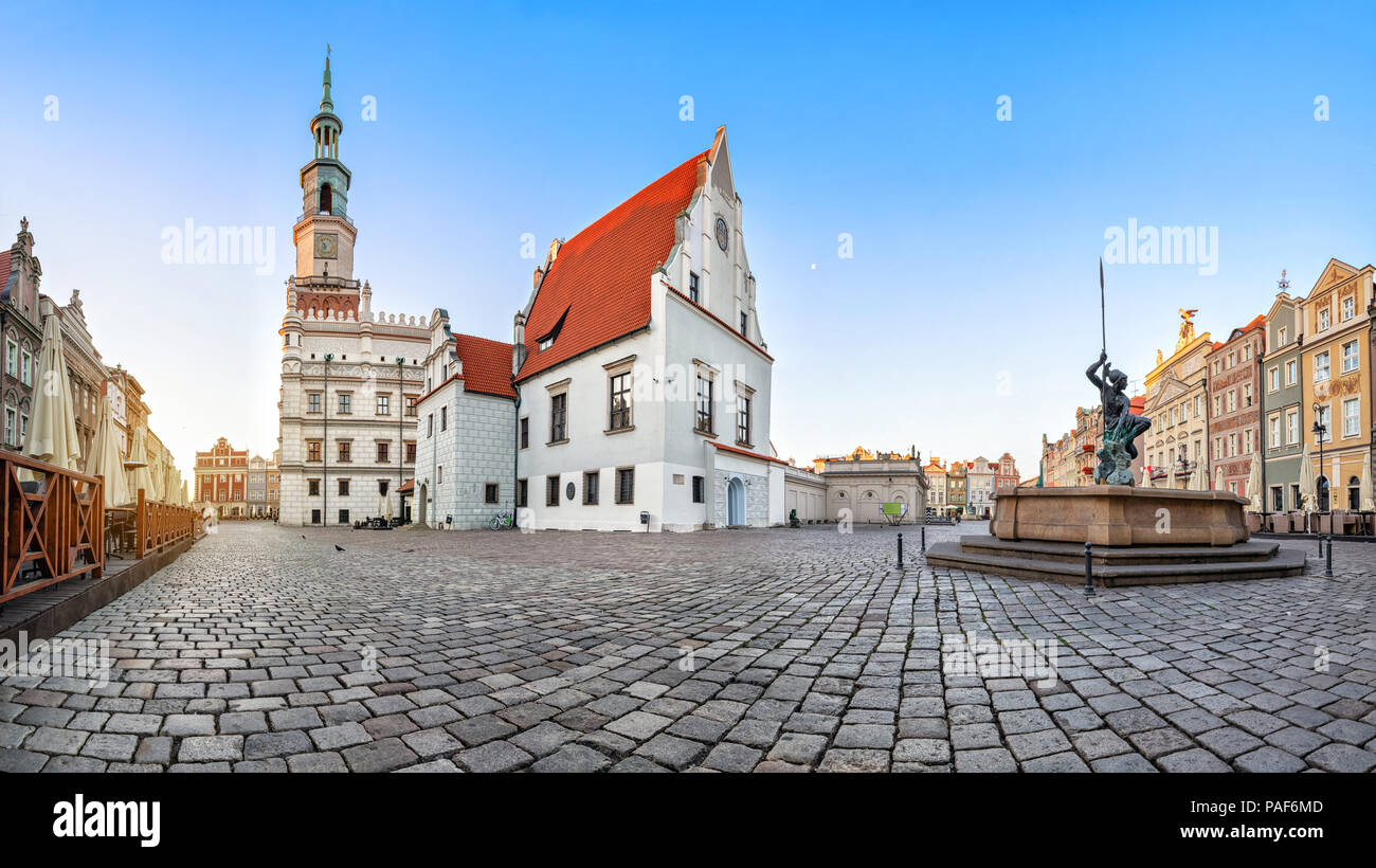 Panorama de la place du Vieux Marché (Stary Rynek) à Poznan avec bâtiment historique de balance (waga miejska) Banque D'Images