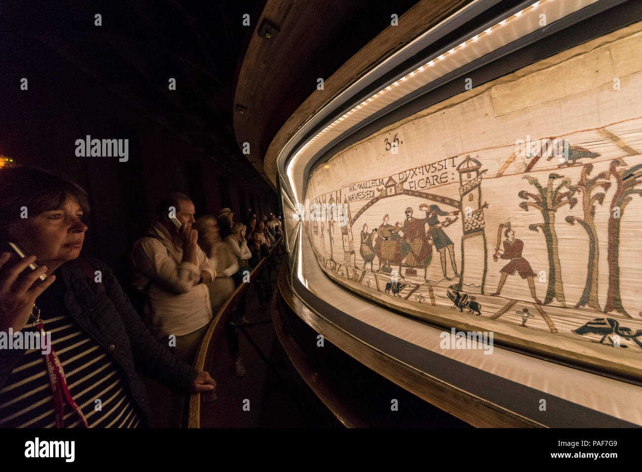 Bayeux, France. Les visiteurs marchent au-delà de la célèbre tapisserie de  Bayeux (Tapisserie) Année 1000,vieux tapis de raconter l'histoire de la  conquête normande de l'Angleterre Photo Stock - Alamy