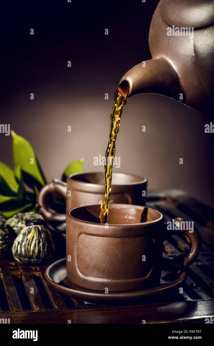 De l'argile thé théière tasse à débit sur fond brun, cérémonie du thé Banque D'Images