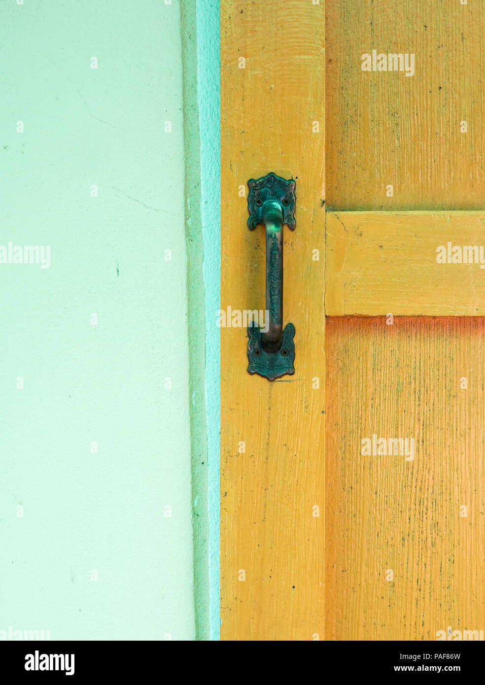 Poignée de porte en bronze dans le style classique sur la porte en bois de  la maison de campagne Photo Stock - Alamy