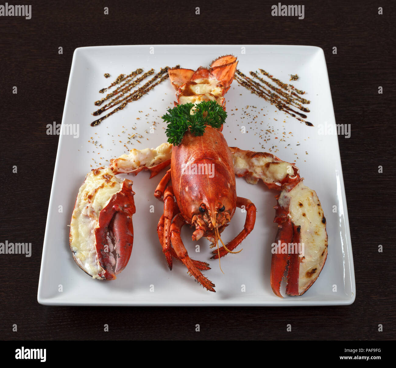 Le homard. Un plat de homard et le persil. Plaque blanche sur table en bois. Vue de côté. Banque D'Images