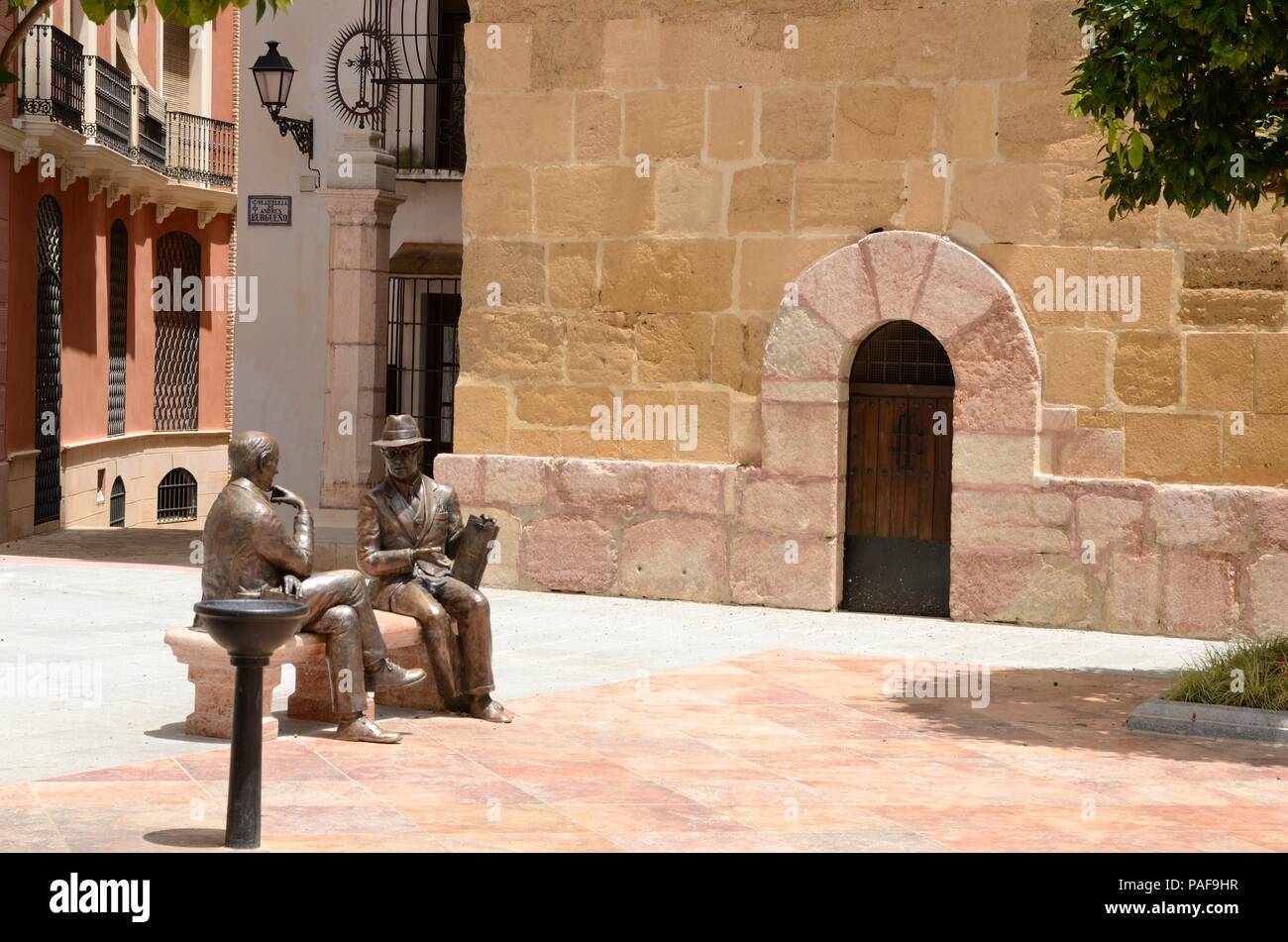 De sculptures du Mémorial distingue des hommes de la ville sur la place de Saint Sébastien à Antequera, Malaga, Andalousie, espagne. Banque D'Images
