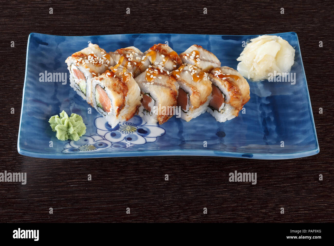Sushi roll avec du saumon, l'anguille fumée (unagi) Banque D'Images