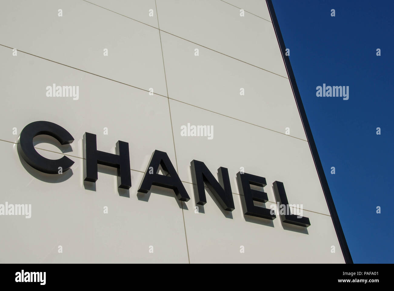 Close up du signe sur le côté de la designer boutique Chanel à Rodeo Drive, Beverly Hills, Los Angeles Banque D'Images