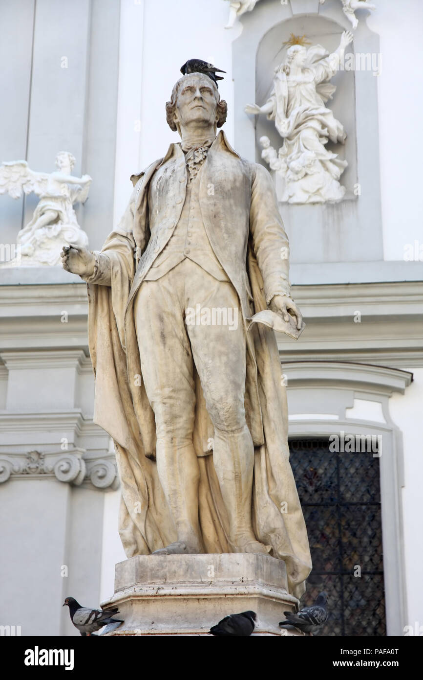 Statue de musicien Franz Joseph Haydn près de l'église baroque de Mariahilf à Vienne, Autriche Banque D'Images