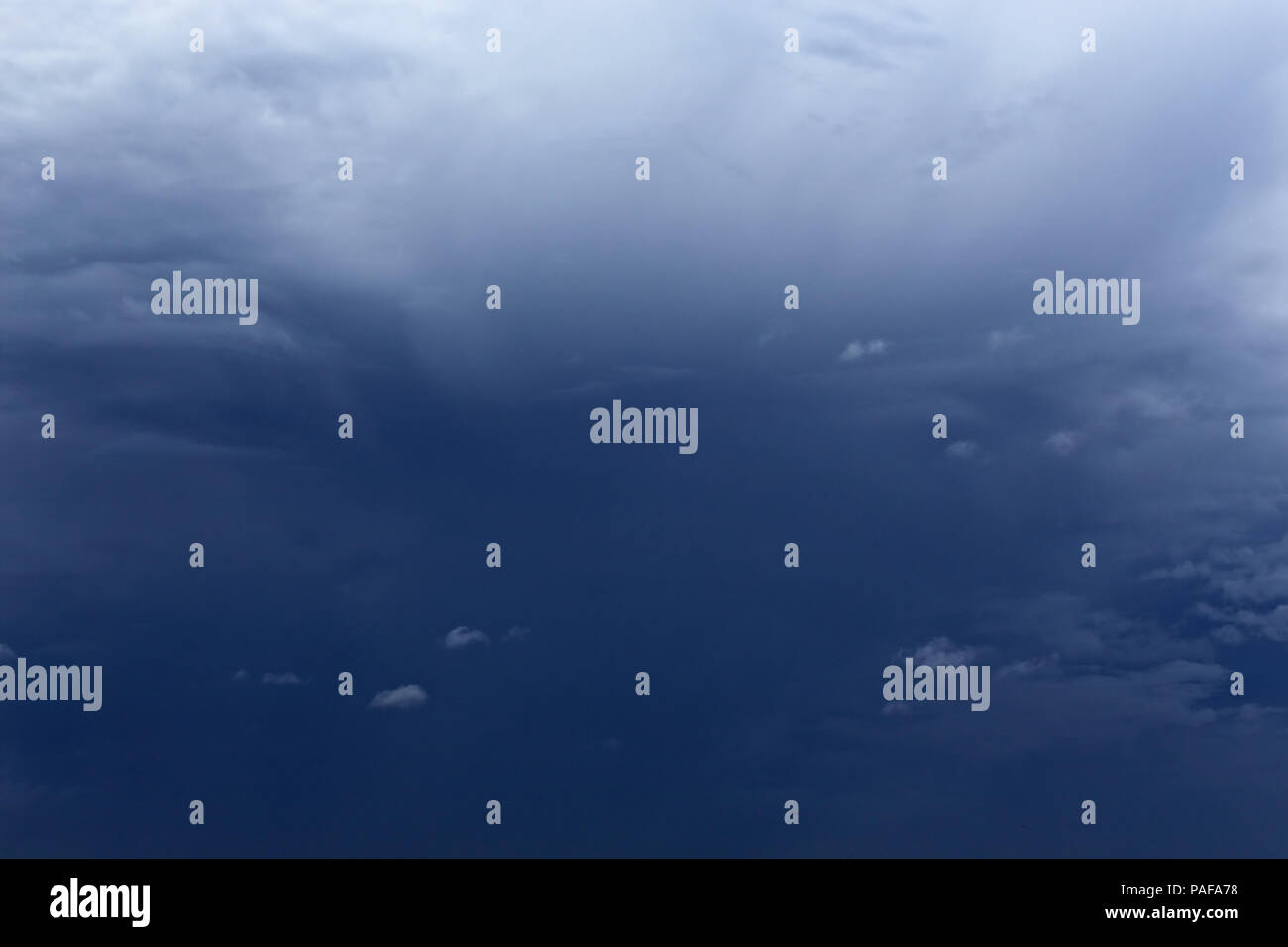 La fin de l'été, ciel noir avant la pluie et d'orage Banque D'Images