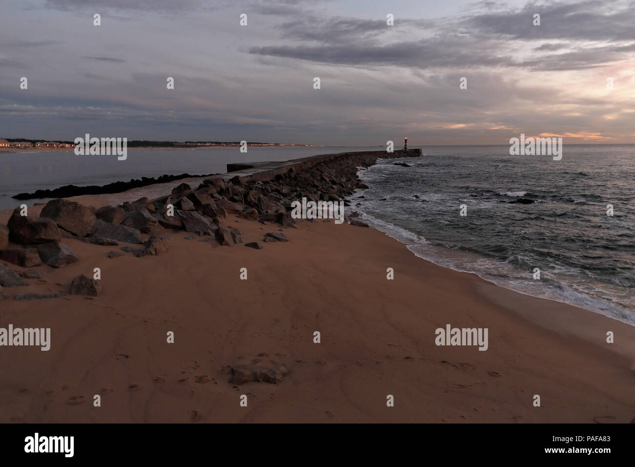 La bouche de la rivière Ave, presque à la tombée de la nuit, avec des couleurs intéressantes ciel nuageux. Vila do Conde, Nord du Portugal. Banque D'Images