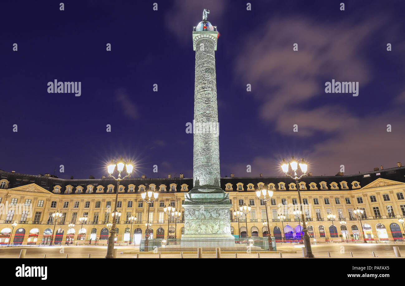 La colonne Vendôme , la Place Vendôme la nuit, Paris, France. Banque D'Images