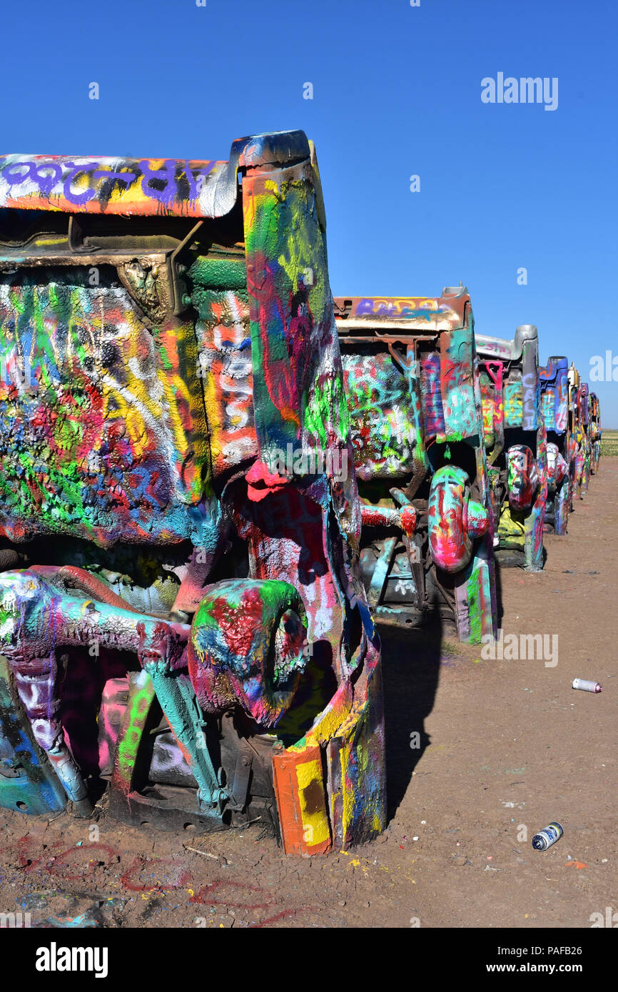 Route 66, Cadillac Ranch iconiques peintes de couleurs vives avec des voitures. Banque D'Images