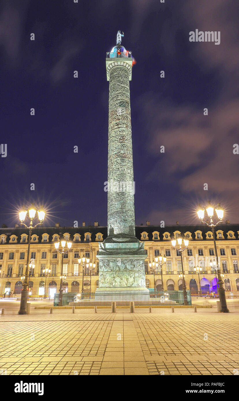 La colonne Vendôme , la Place Vendôme la nuit, Paris, France. Banque D'Images