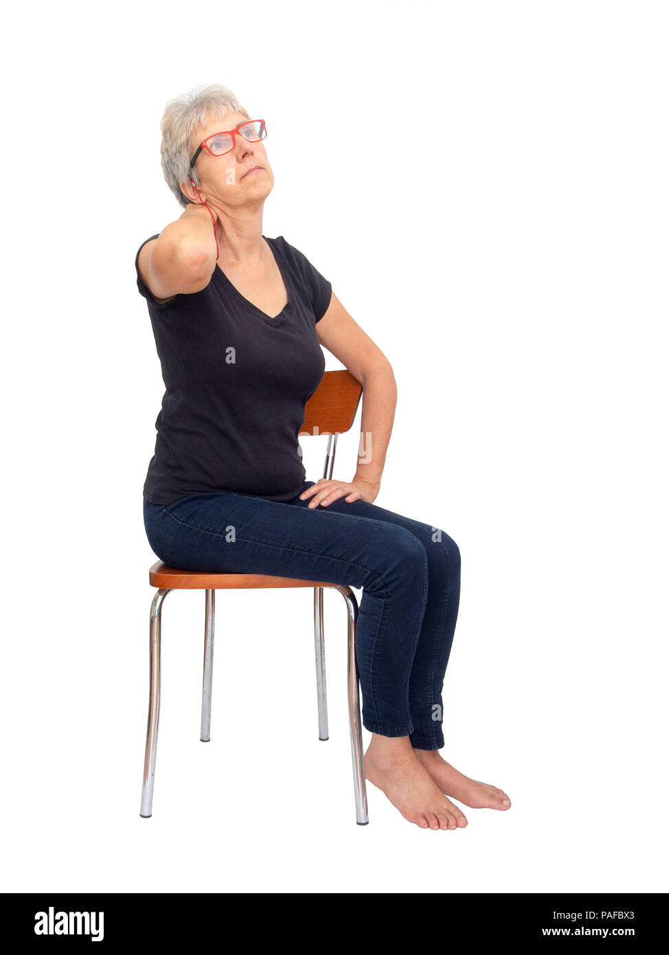Aux cheveux gris, mature woman,assis, entièrement corps avec la douleur au cou on white Banque D'Images