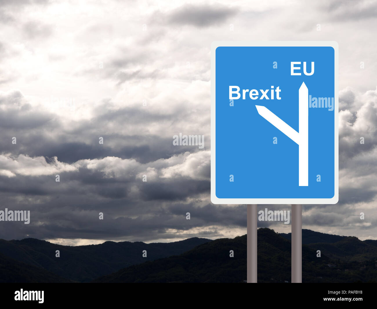 Brexit, signe de route de l'UE contre le ciel nuageux. Concept, de la politique au Royaume-Uni. Banque D'Images