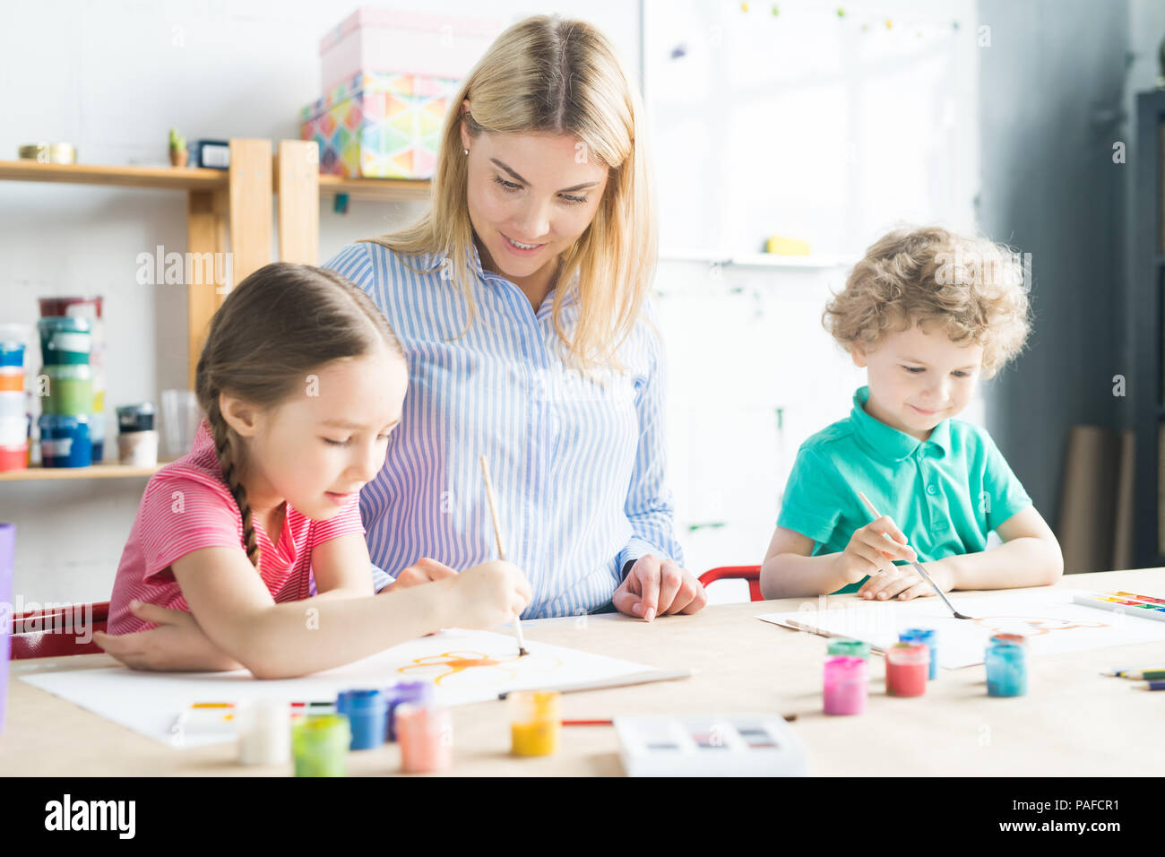 Professeur d'art et d'enfants en studio Banque D'Images