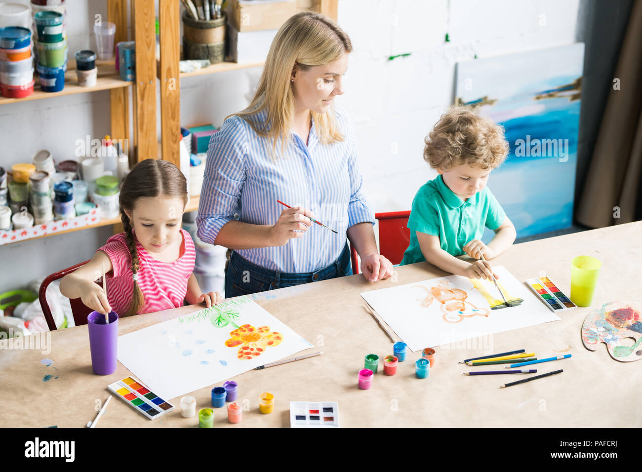 Les enfants dessin dans la classe d'art Banque D'Images