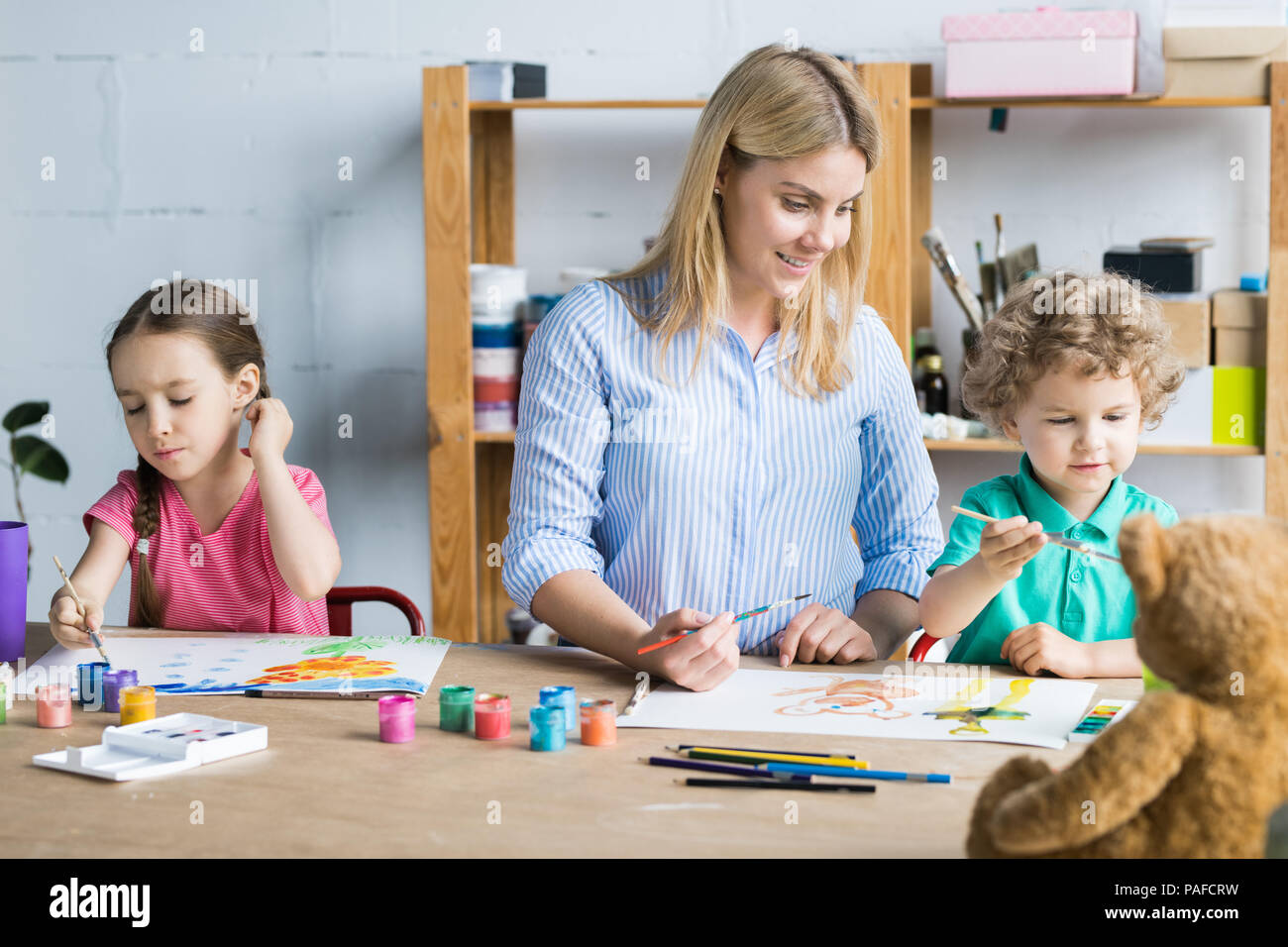 Mère dessin avec les enfants Banque D'Images