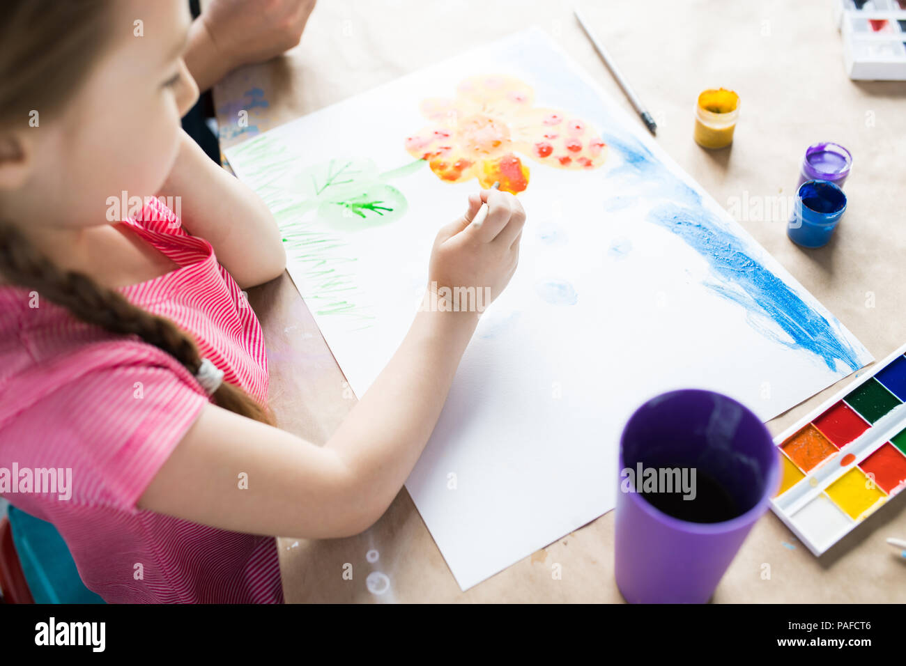 À la table de dessin de fille Banque D'Images