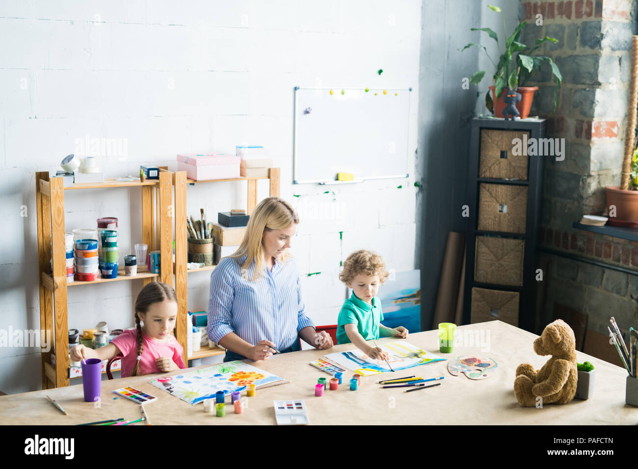 Les enfants à l'école d'art Banque D'Images