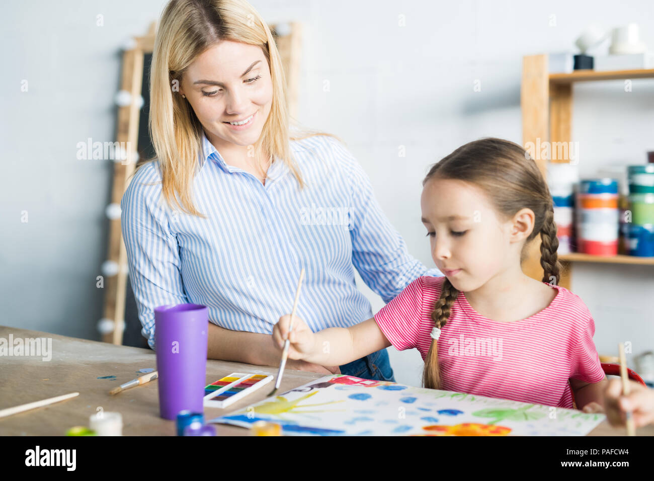 La peinture de l'enfant dans la classe d'art Banque D'Images