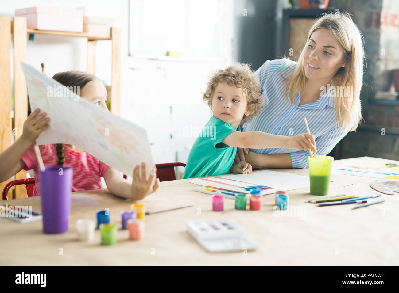 Peinture enfants avec la mère Banque D'Images