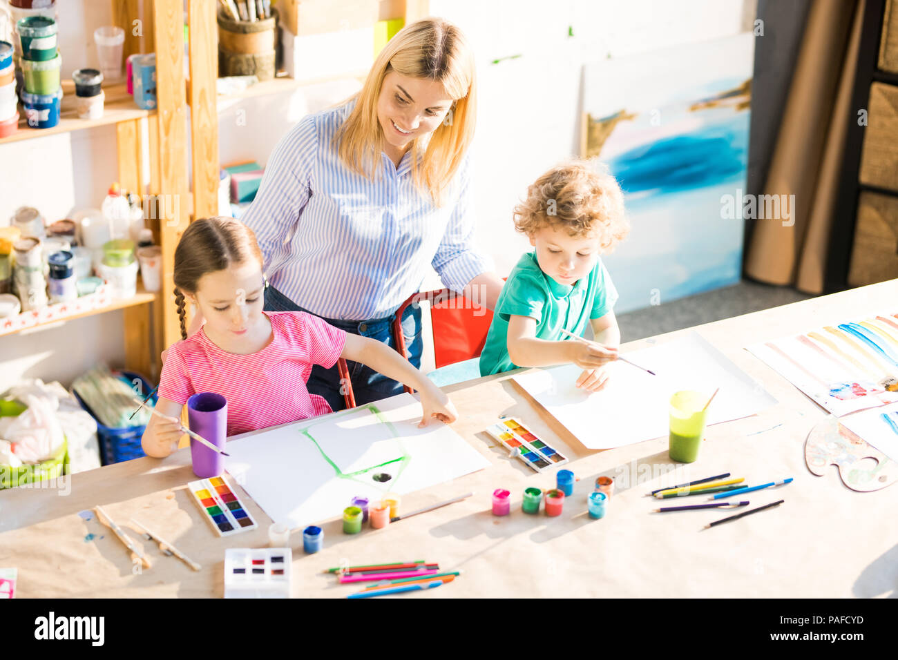 Les enfants de la classe d'art Banque D'Images