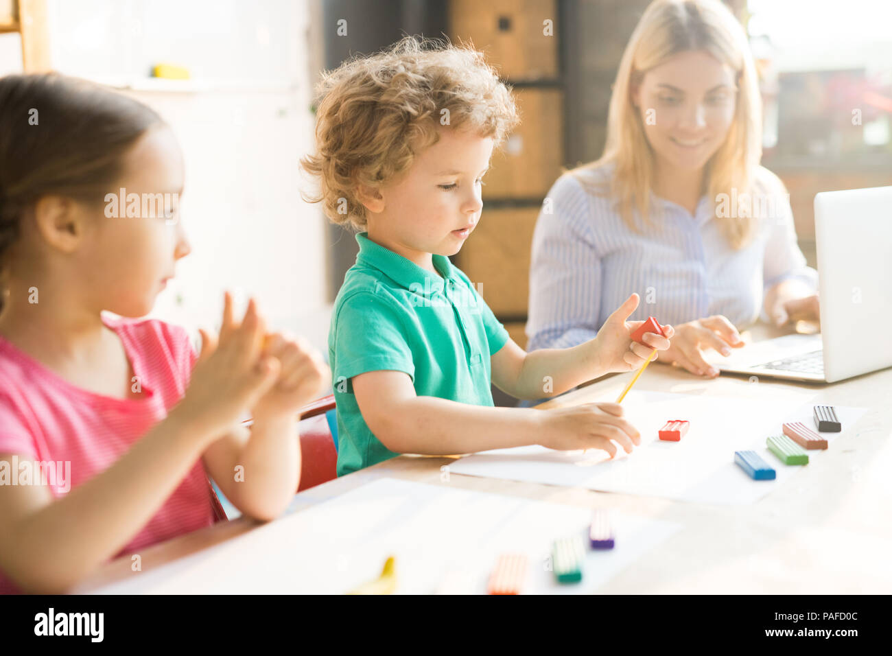 Pâte à modeler les enfants Banque D'Images