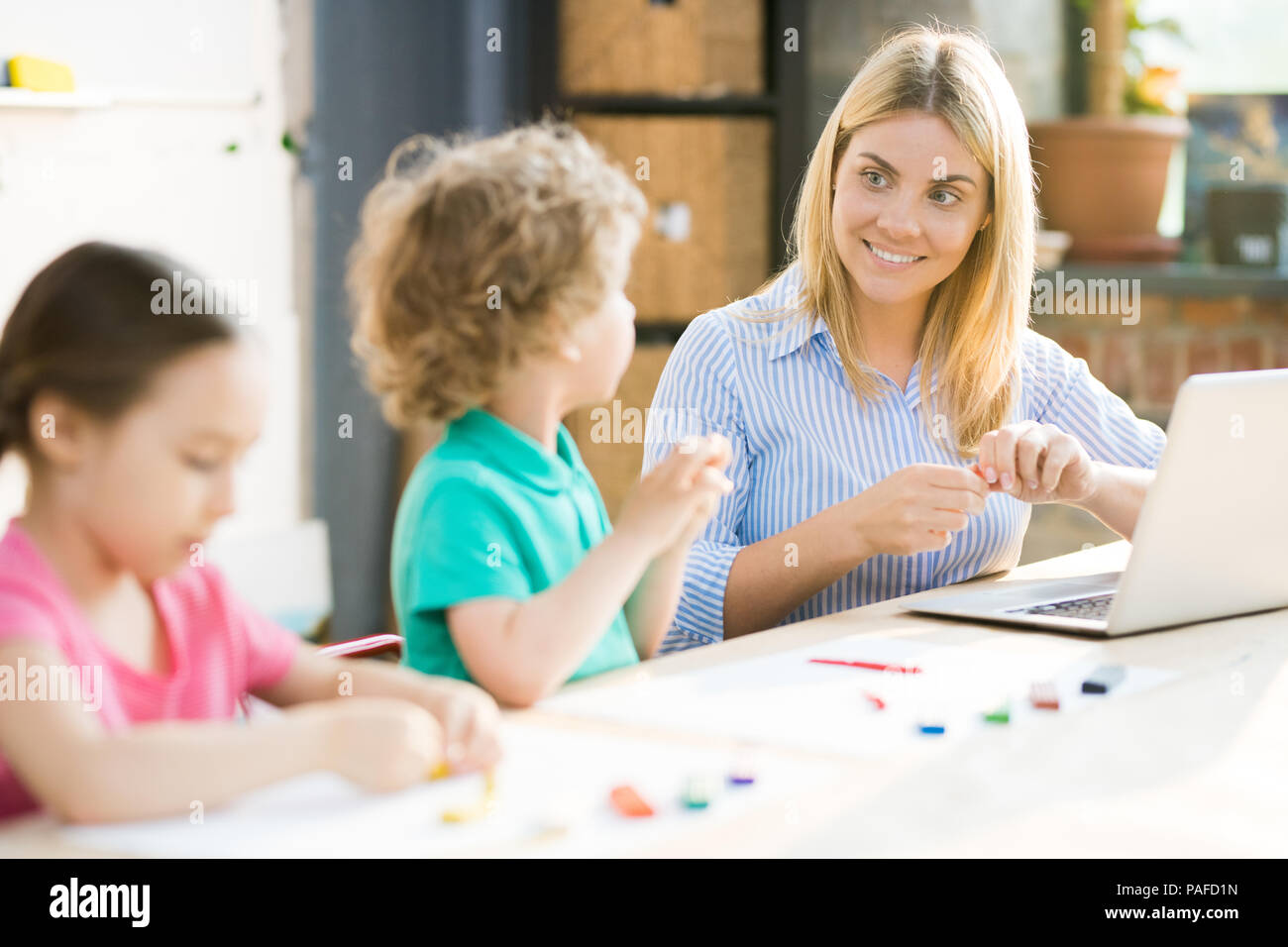 Professeur d'art avec des enfants Banque D'Images