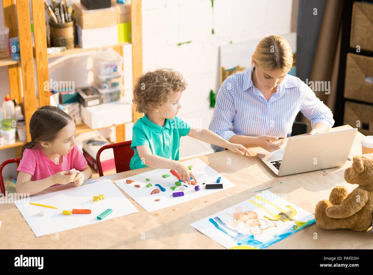 Modeler les enfants en classe Banque D'Images