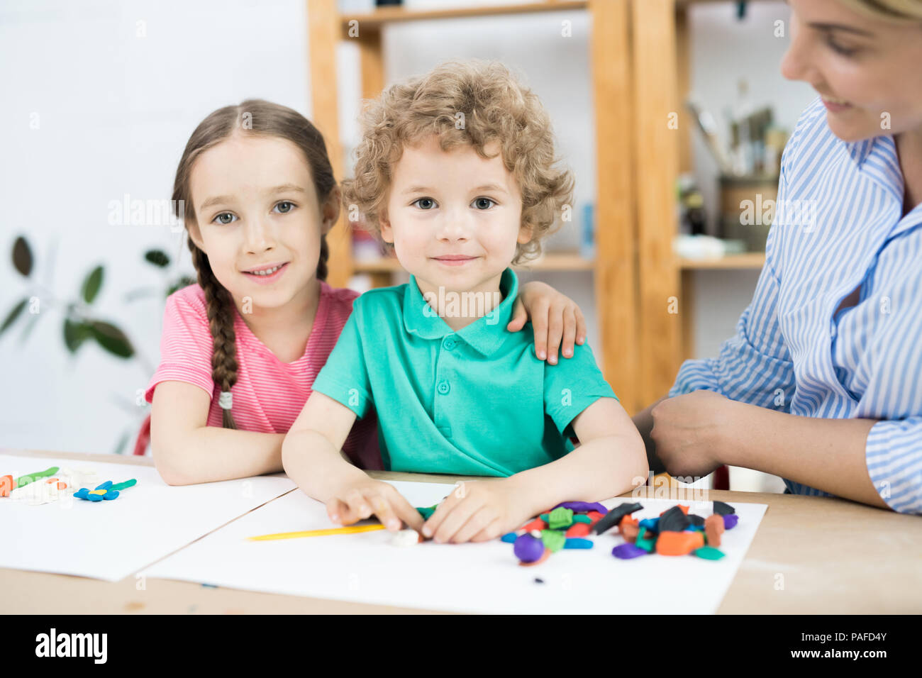 Enfants mignon dans la classe d'art Banque D'Images