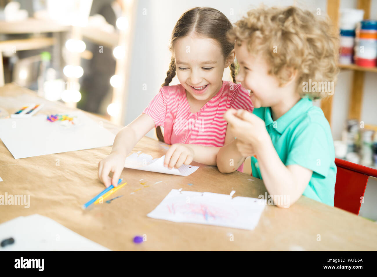 Les enfants s'amuser ensemble Banque D'Images