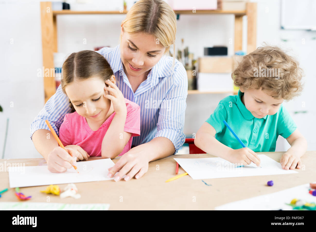 Les enfants dessin avec mère Banque D'Images