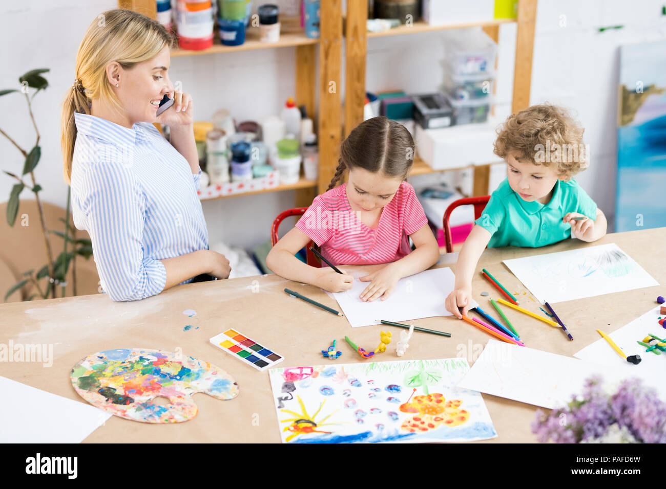 Leçon d'art et d'artisanat à l'école Banque D'Images