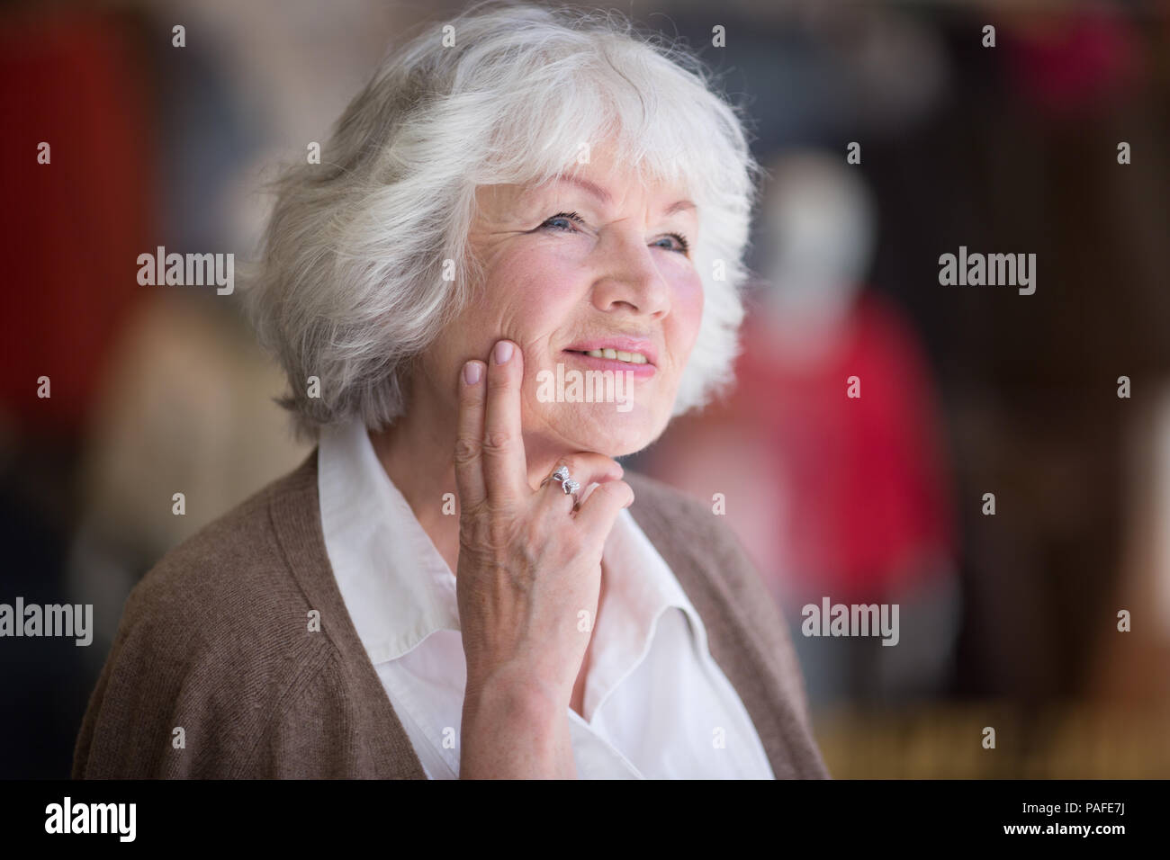 Portrait de nice smilig happy woman close up Banque D'Images