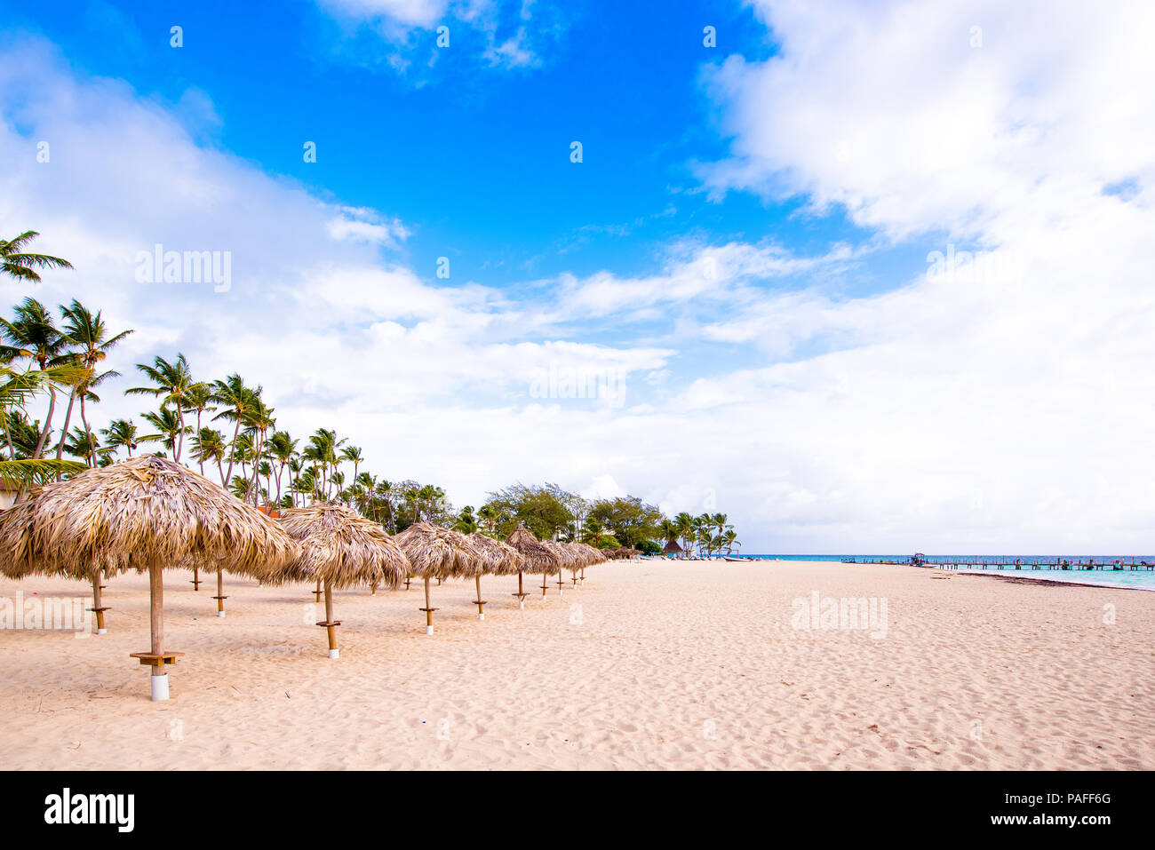 Vue sur la plage de sable de Punta Cana, La Altagracia, République dominicaine. L'espace de copie pour le texte Banque D'Images