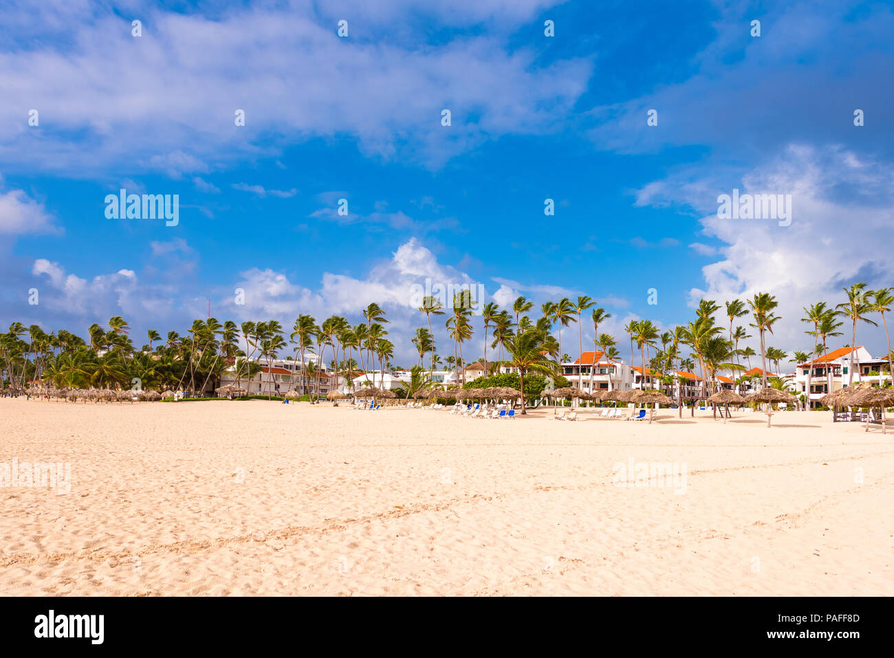 Vue sur la plage de sable de Punta Cana, La Altagracia, République dominicaine. L'espace de copie pour le texte Banque D'Images