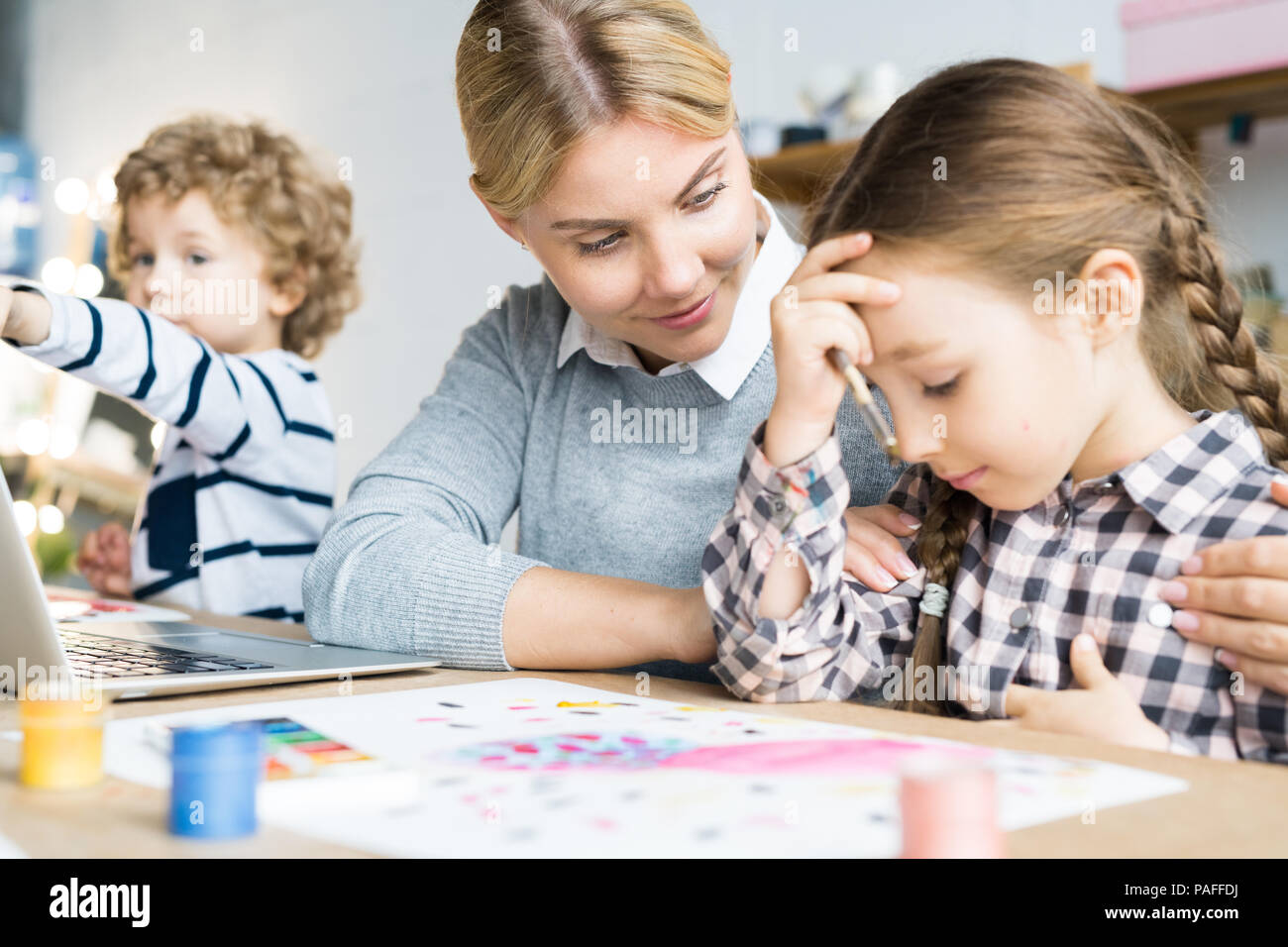 Soutien de la mère à sa fille Banque D'Images
