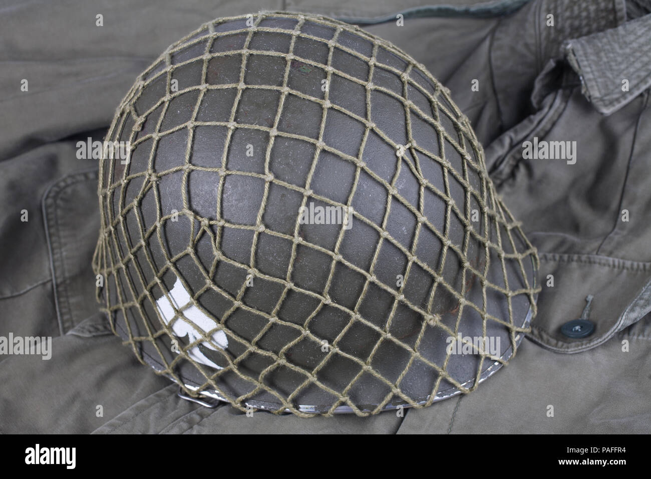 ww2-us-army-casque-avec-as-de-pique-sur-l-embl-me-uniforme-vert-photo