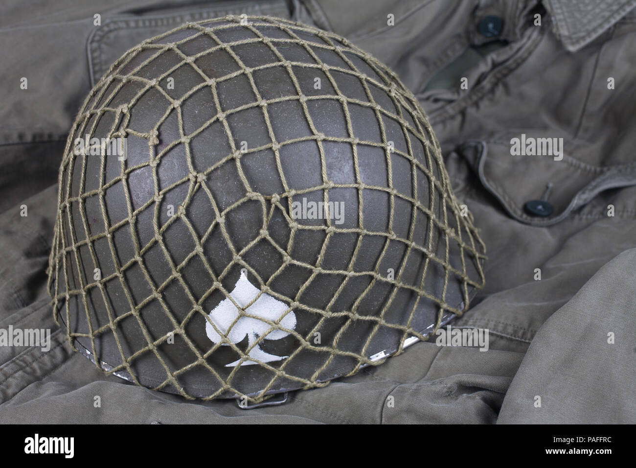 Ww2 us army casque avec as de pique sur l'emblème uniforme vert Photo Stock  - Alamy