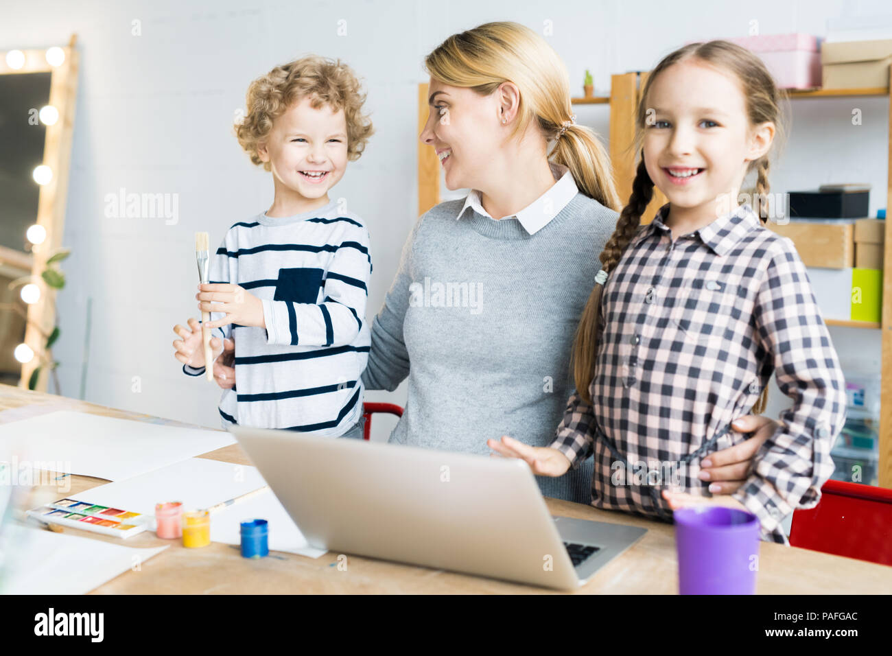 Famille de trois apprendre à dessiner Banque D'Images