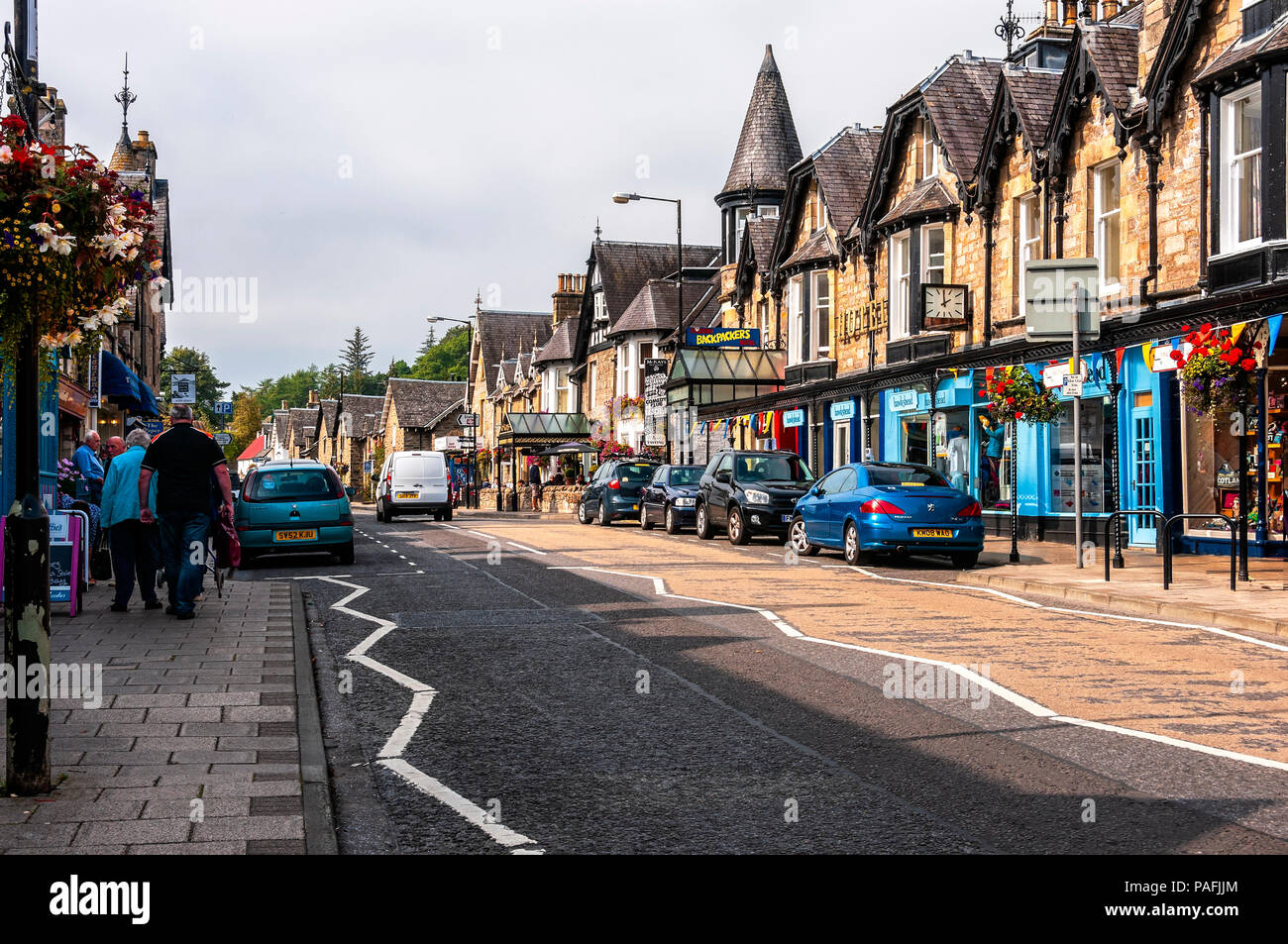 L'animation de rue principale avec ses bâtiments de style Victorien stone principalement de boutiques, hôtels, cafés, a une période inhabituelle la fonte du couvert sur un côté Banque D'Images