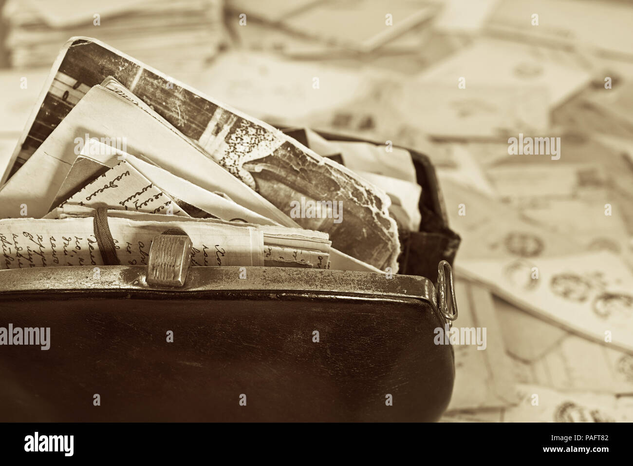 De vieux documents dans le sac à main vintage et de la poste lettres d Guerre mondiale2. Les enveloppes sont estampillés : 'vue par la censure militaire' Banque D'Images