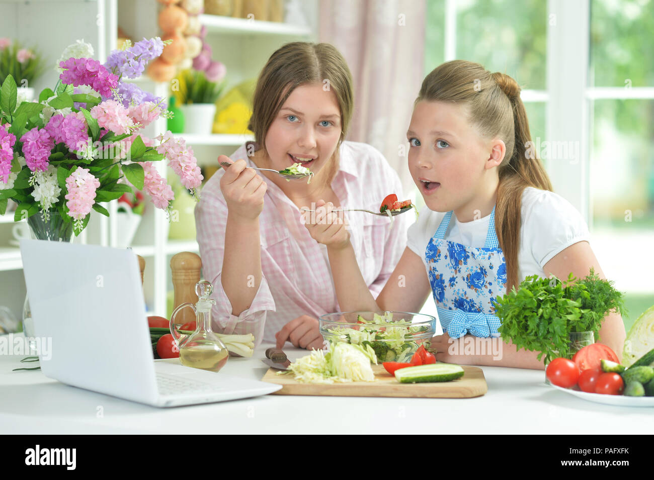 Funny Girls préparer une salade fraîche Banque D'Images